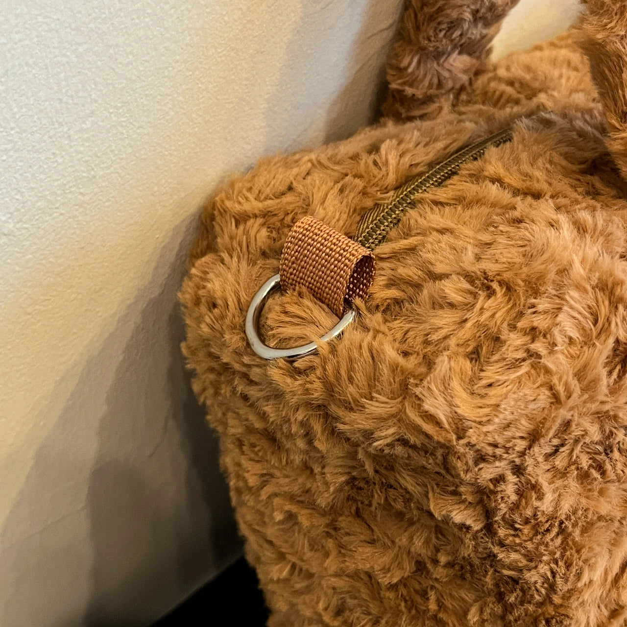 Plüsch Rucksack mit Teddybär – Süßer Damen & Mädchen Backpack aus Velours – Koreanischer Casual Trend