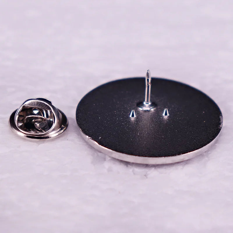 Peace & Love Emaille-Anstecknadel „Paz y Amor“ – Regenbogen Brosche aus Zinklegierung